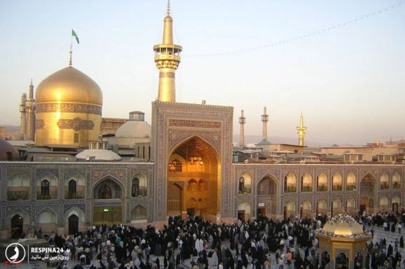 مسافران تور مشهد از قم در حال زیارت حرم امام رضا هستند